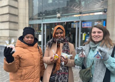 Trois femmes sourient et ont des paquets dans la main