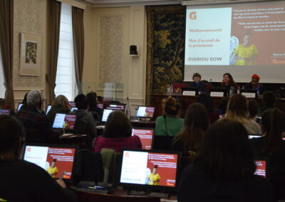 Des personnes sont de dos sur la photo. Elles sont face à des écrans.