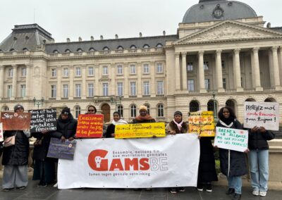 Collectif devant le Palais Royal